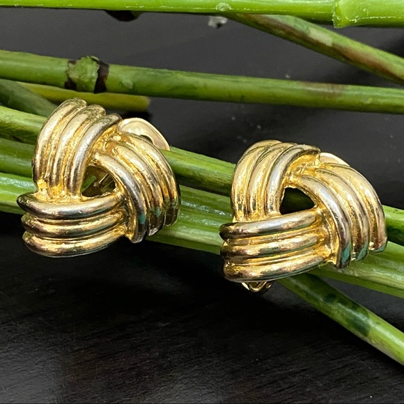 Vintage Unsigned Gold-tone Knot Clip On Earrings - Picture 1 of 13